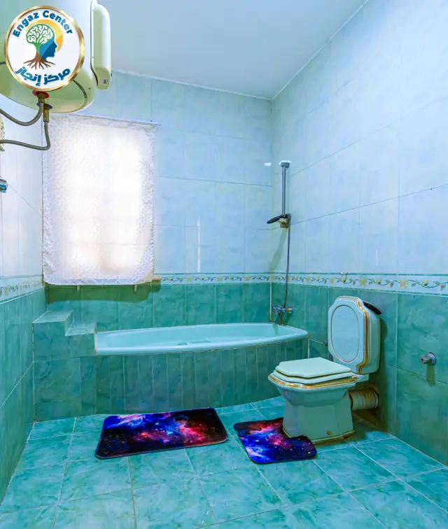 حمام واسع بسخان ومرآة