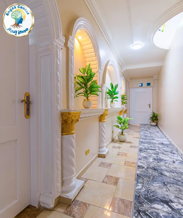 ممر الأقواس والأعمدة الذهبية