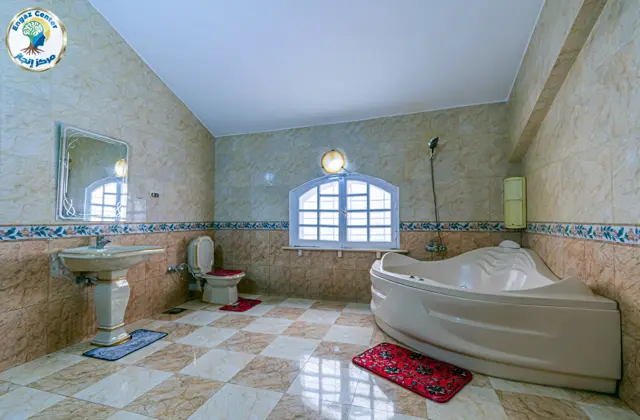 جناح VIP: حمام بحوض جاكوزي