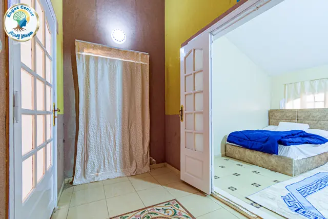 جناح VIP: مدخل الجناح وغرفة أنيقة